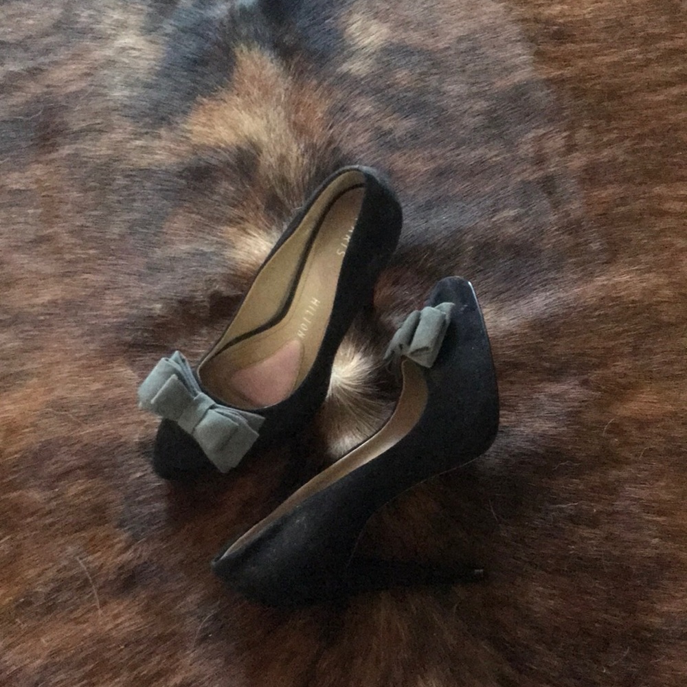 Black high heels with gray bow.